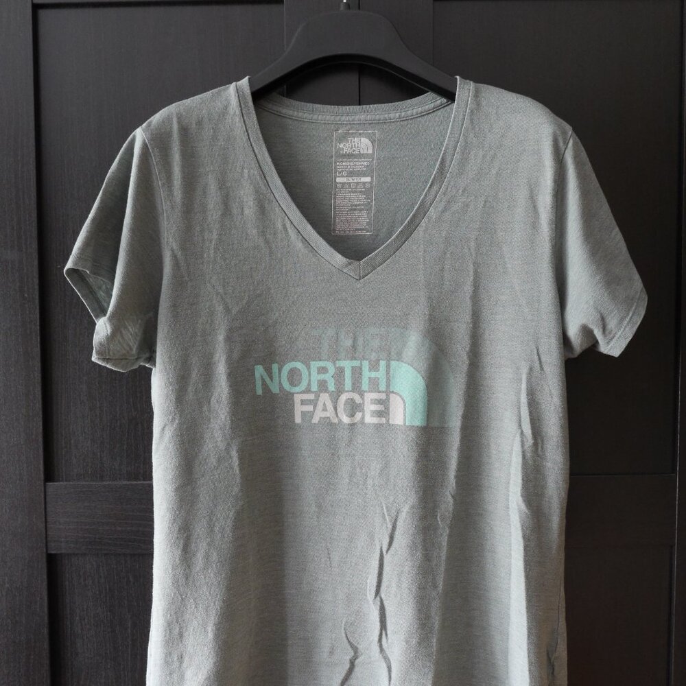 The North Face Women's T-shirt Slim Fit Light Green (L)